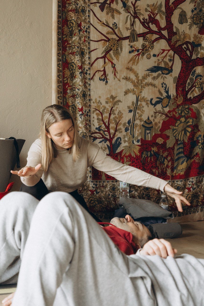 Innerdance-Faciliator hilft dem Klienten, sich fallen zu lassen und auf den Prozess einzulassen.