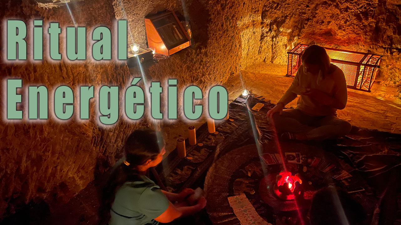Ritual energético en una cueva de Gran Canaria, se ven velas, cartas, circulo de ángeles y un grupo íntimo de participantes